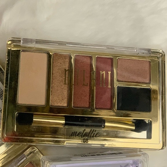 Eyeshadow, eyelashes and lipstick - Picture 5 of 10